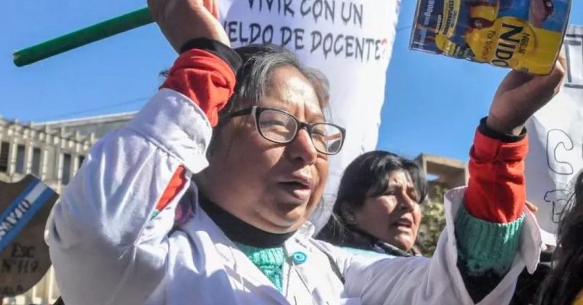 Docentes de Jujuy volvieron a reclamar aumento salarial ante la postergación de la reunión paritaria de Morales