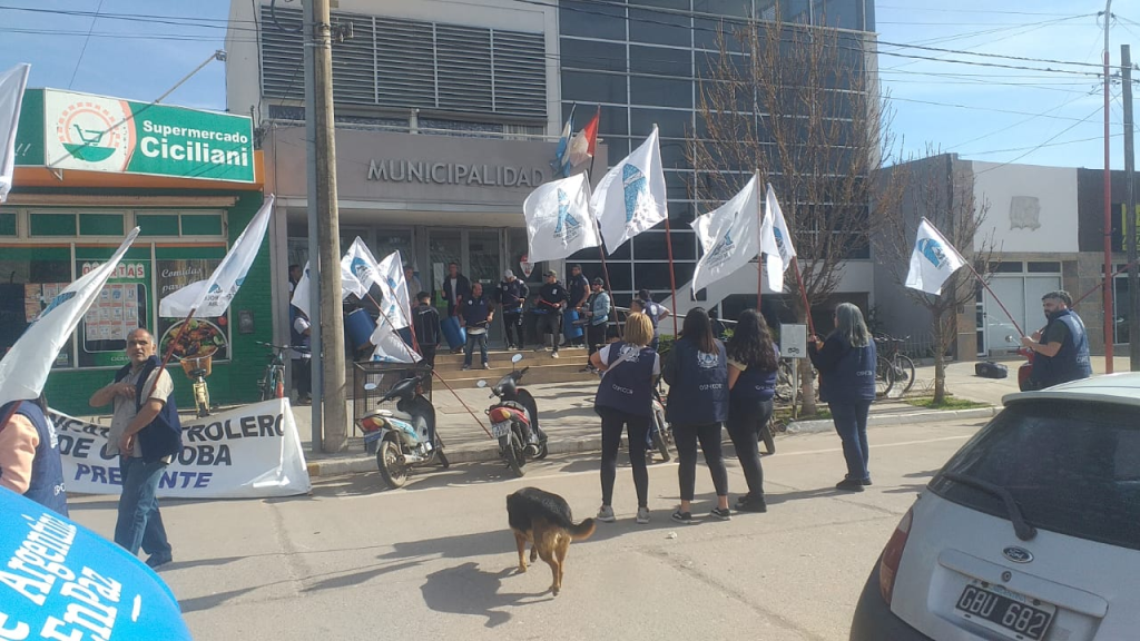 Cumple un mes el conflicto de trabajadores petroleros con empresa de gas en Monte Maíz por despidos