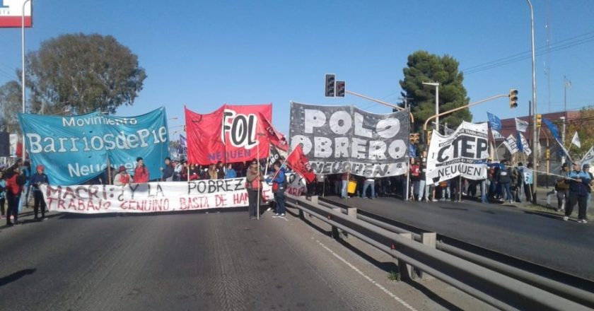 Organizaciones sociales cortan las calles de Neuquén en reclamo de sueldos adeudados por el Gobierno provincial