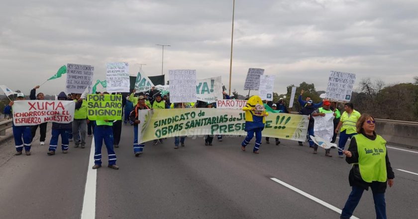 Jujuy: Trabajadores de obras sanitarias marcharon por paritarias y contra las «amenazas» del Gobierno de Morales