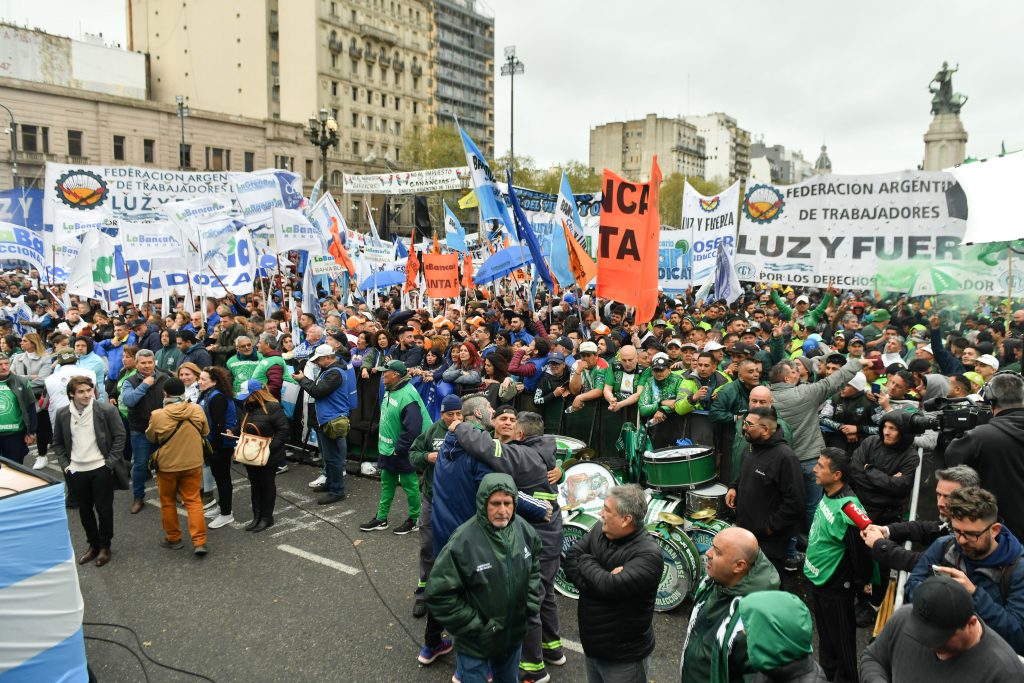 La CGT y las CTA movilizaron al Congreso para empujar la eliminación de Ganancias: "Lo estamos defendiendo en la calle"