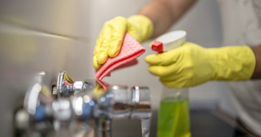 Tras 5 meses de congelamiento, las trabajadoras de casas particulares cerraron aumentos escalonados por debajo de la inflación y un bono compensatorio
