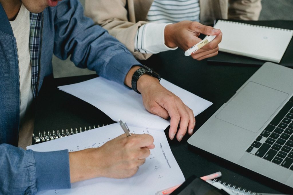 Fomentar Empleo: un programa de inclusión social y laboral para los adultos mayores y los jóvenes