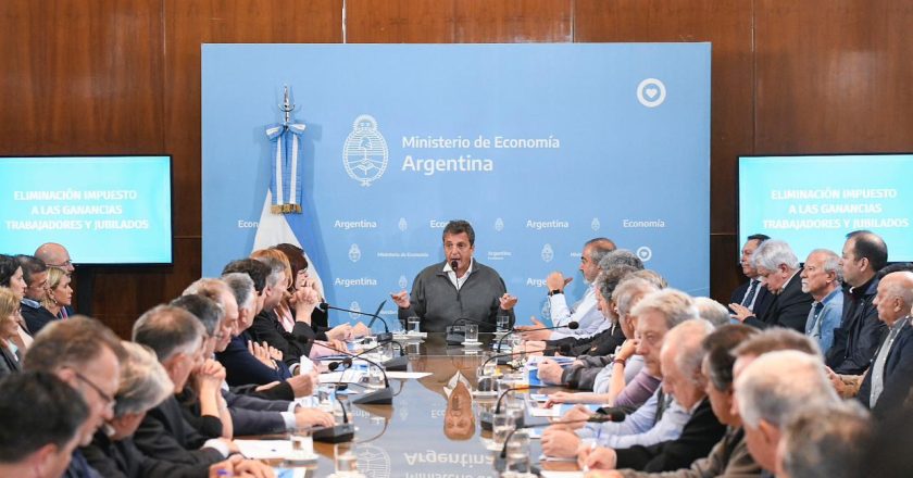 #AHORA Massa sube el piso de Ganancias a 1.7 millones de pesos, actualiza semestral y dejan de pagarlo policías, docentes, jubilados y médicos: «Para mí no es ganancia, es remuneración»