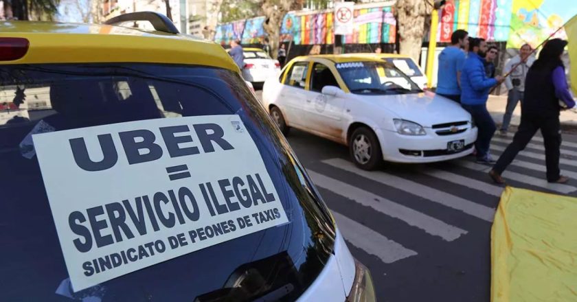Federación de taxistas celebró decisión de Gobierno tucumano de prohibir a Uber y Cabify: «Esas plataformas deben inevitablemente acoplarse a las leyes vigentes para poder funcionar en el país»