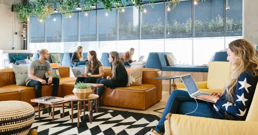 Los esquemas de trabajo híbrido impulsan que las empresas se vuelquen hacia «espacios de oficina más modernos recreando el confort que los trabajadores tienen en su casa»