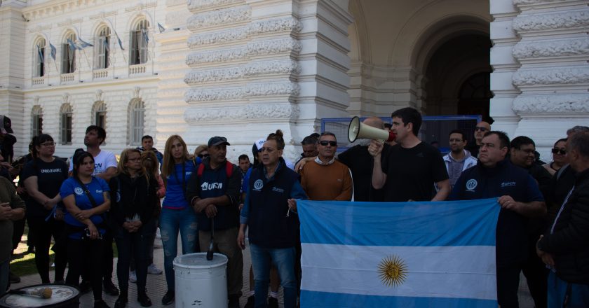Municipales de La Plata cumplen el tercer día del  paro de 72 horas y movilizaron a la Intendencia
