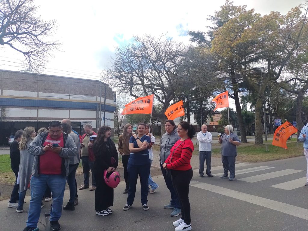 El gremio salió a la calle y denunció más de 30 despidos en el Hospital Eva Perón de Granadero Baigorria