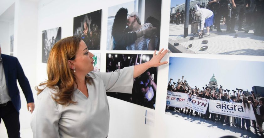El gremio de reporteros gráficos Argra realizó una muestra por los 40 años de democracia que visitó Cecilia Moreau e instó a la “unidad nacional”