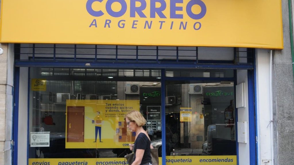 Correo Argentino: el Gobierno impuso el cepo salarial con aumentos escalonados y un plus por las elecciones para el personal jerárquico
