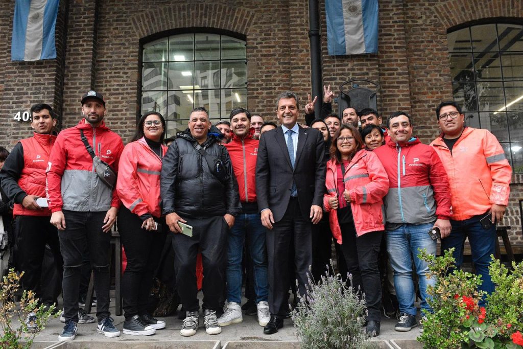 Massa le camina el territorio a Milei y en una cumbre con trabajadores de plataforma avisó que pondrá en marcha una prueba piloto para que accedan a ART, obra social y derecho a la jubilación