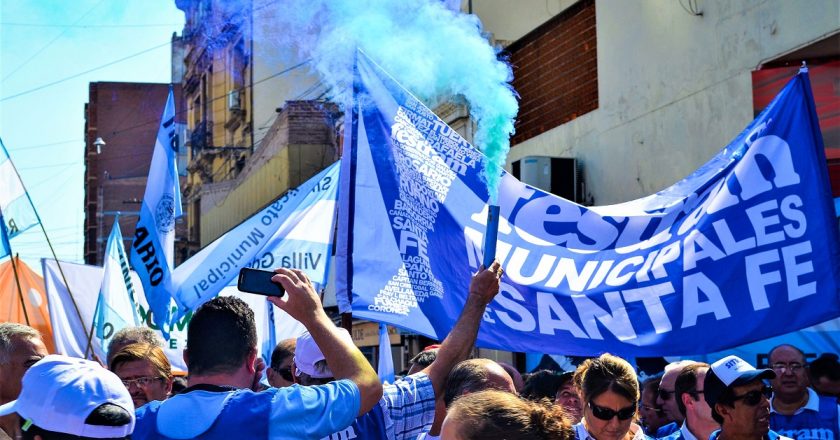 Con un entendimiento corto de dos dígitos mensual, los municipales santafesinos destrabaron sus paritaria y vuelven a discutir en noviembre