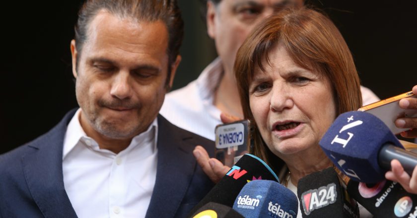 Escoltada por el sindicalista Marcelo Peretta, Bullrich salió a pedir votos para Milei y reclamó que se corra el feriado del 20