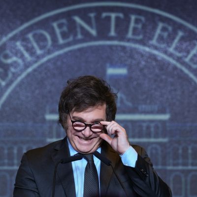 En su primer discurso como presidente electo, Milei le mandó un mensaje a sindicatos y organizaciones sociales: «En esta nueva Argentina no hay lugar para los violentos, ni para los que violan la ley para defender sus privilegios»