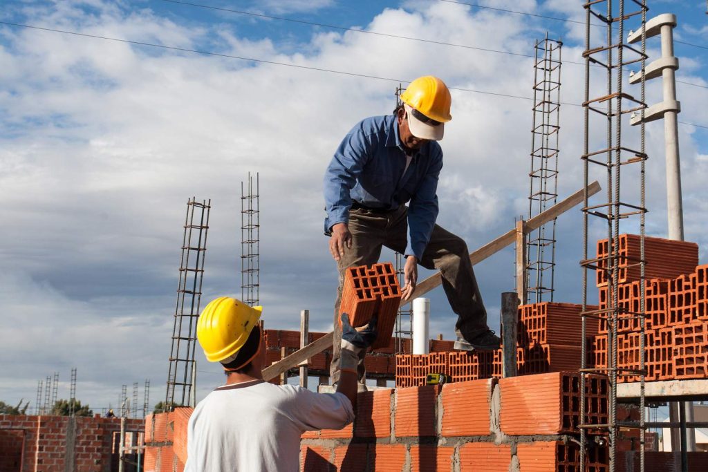 Alarmados por la paralización de las obras, la UOCRA y los empresarios de la construcción se pronunciaron en contra de Javier Milei