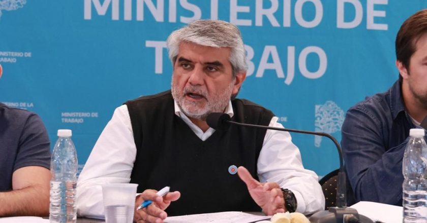 Kicillof, en la vereda opuesta a Milei, confirma a un sindicalista como ministro de Trabajo bonaerense