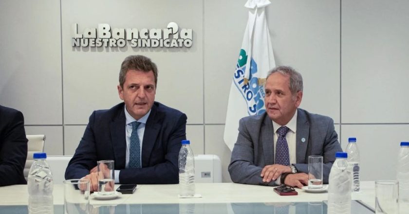 Gestos cruzados: Palazzo saludó a los bancarios en su día, llamó a votar a Massa en el balotaje y resaltó la eliminación de Ganancias