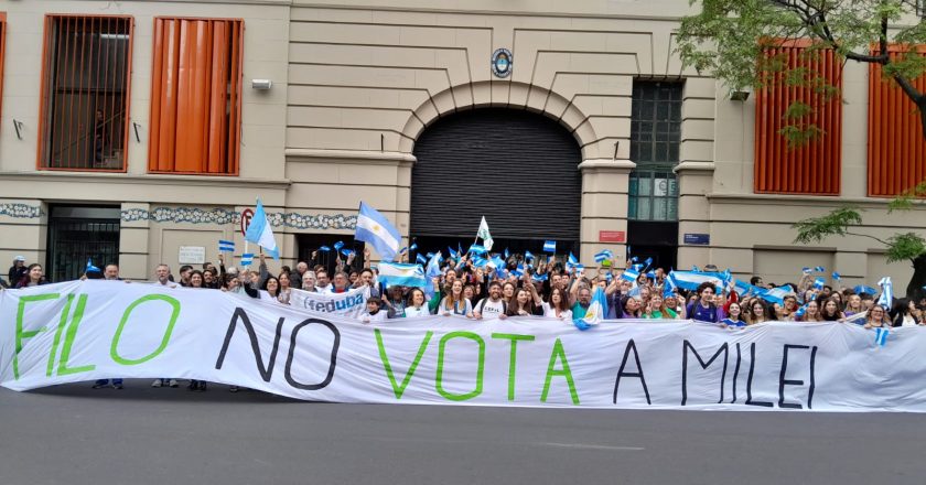 La Federación de Docentes de la UBA llamó a votar por Massa e hizo banderazo para defender la educación pública