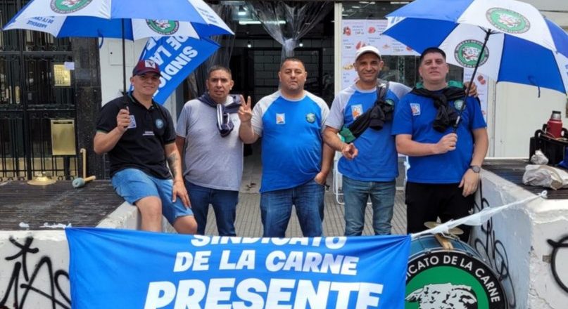 El sindicato de la Carne CABA se manifestó en carnicerías de AgroAtuel SRL para reclamar la regularización de los trabajadores y el cese de la persecución