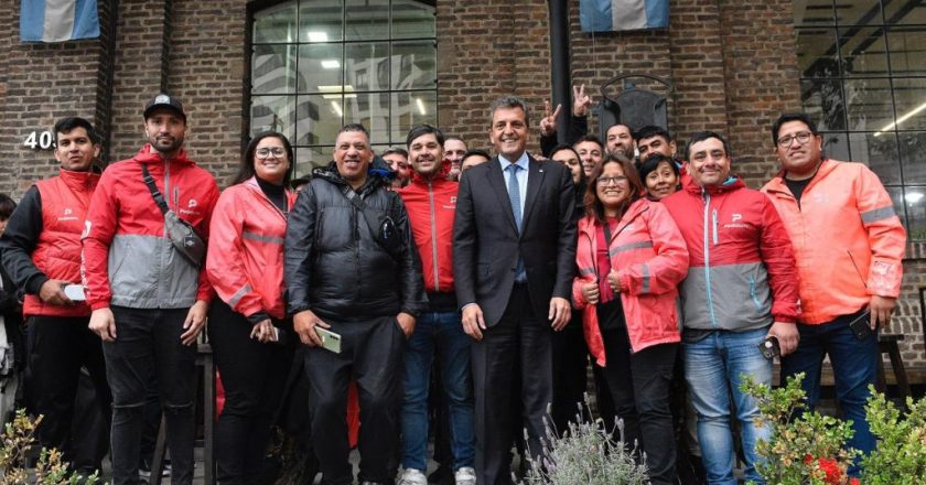 Entró en vigencia el seguro gratuito para mensajeros y trabajadores de delivery que le prometió Massa a los repartidores