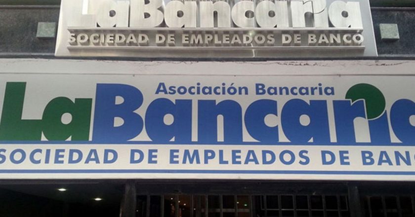Mientras mantiene el alerta, La Bancaria fortalece su salario con un aumento paritario del 46,2% que eleva el inicial a casi 700 mil pesos