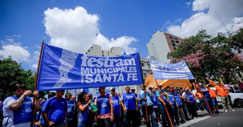 Trabajadores municipales de Santa Fe acordaron aumentos hasta enero y completaron un 131% en el año