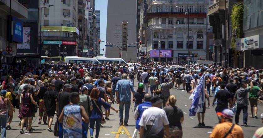 Tras la desconcentración, un policía resultó atropellado por un colectivo y detuvieron al menos a seis personas