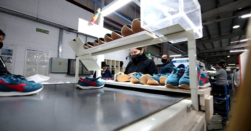 La fábrica de Montagne y New Balance, Bicontinentar, anunció que cierra hasta febrero y desvincula a 100 empleados: «Los buenos tiempos se terminaron este año, con los problemas para importar y la previsión de una caída de la actividad en 2024»