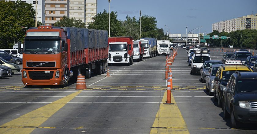 El Sindicato de Camioneros ajustó su reclamo paritario al techo que impuso el Gobierno y cerró un 1% mensual hasta agosto