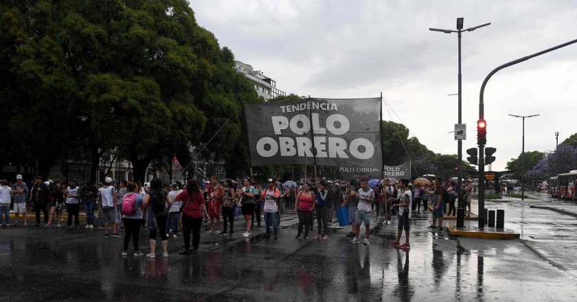 El Polo Obrero Tendencia marchó en reclamo del pago de aguinaldo y la entrega de alimentos y ya hubo primeros signos de tensión en la calle