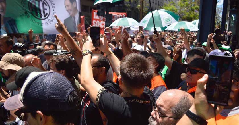 Grave: La Policía Federal irrumpió en una asamblea de trabajadores estatales en la Jefatura de Gabinete