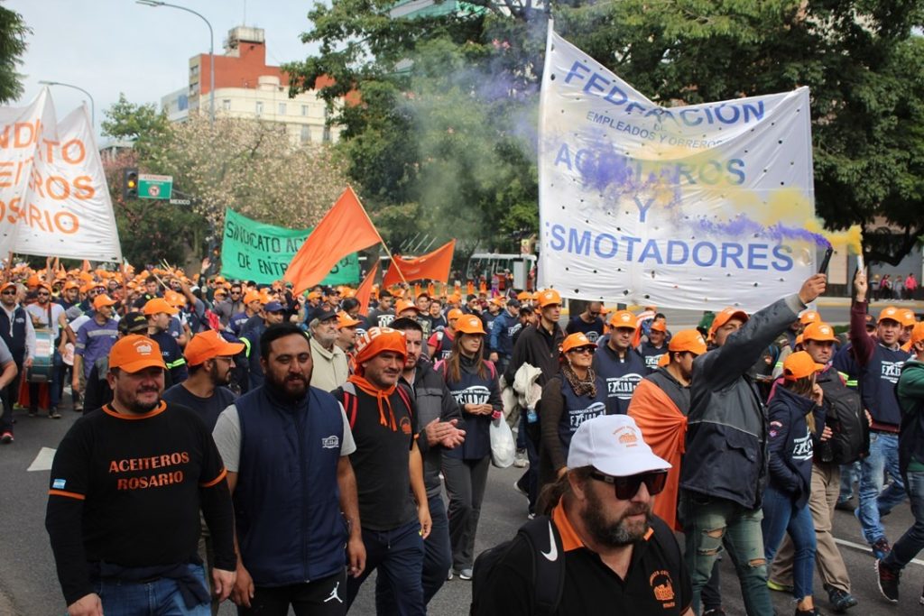 Los Aceiteros en pie de guerra con el DNU de Milei advirtieron que marcharán el miércoles y exigieron una huelga general de la CGT