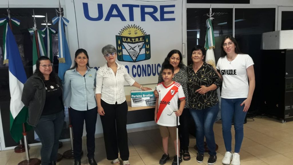 El sistema solidario de salud: OSPRERA consiguió y entregó una máquina de braille a un chiquito de Chaco