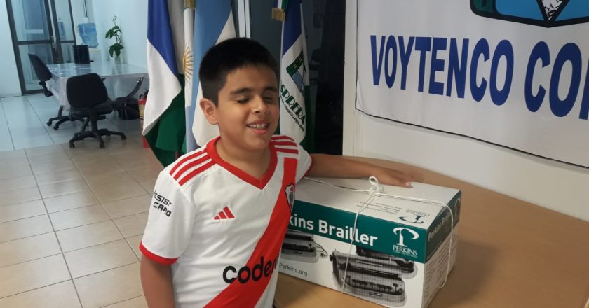 Sistema solidario de salud: OSPRERA consiguió y entregó una máquina de braille a un chiquito de Chaco