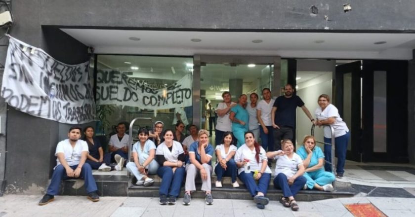 Por los 400 despidos, trabajadores de la salud mantienen la toma pacífica de la Clínica Virreyes: «Nos quieren dar un 15% del sueldo de octubre para mantener a nuestras familias»