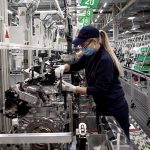 Según la UIA, cuatro de cada diez industrias reportaron caídas en producción y ventas y el 22,4% de las firmas redujo su personal
