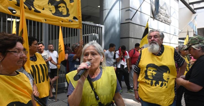 Primera marcha contra Milei: Jubilados y Desocupados encabezados por Castells reclamaron mercadería y un aumento a los planes