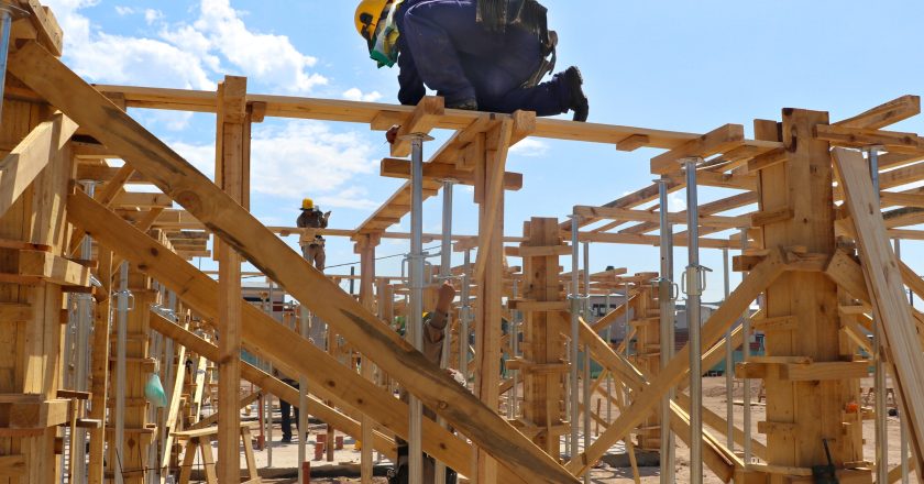 En medio de la ola de despidos en la construcción, la UOCRA le hace un guiño a la gestión Milei y acepta una paritaria trimestral