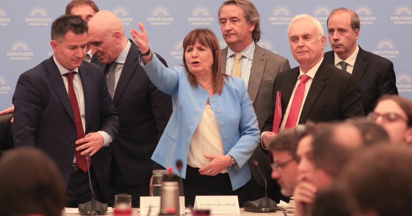 Bullrich llamó al sindicalismo a levantar el paro y amenazó con aplicar su protocolo antipiquetes: «No se puede cortar la calle»