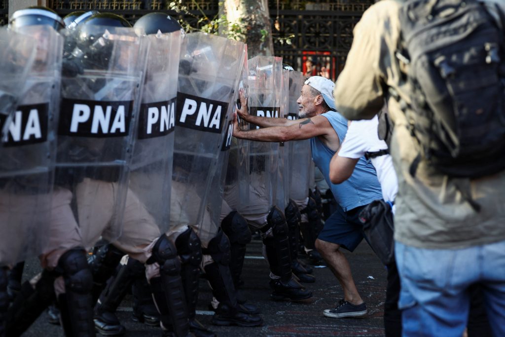 "El Gobierno ha decidido pisotear la democracia y militarizar la Ciudad de Buenos Aires", cuestionó ATE