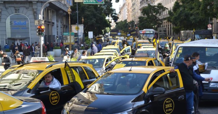 Los taxistas se pliegan al paro general y a la marcha de la CGT y no descartan rodear la zona con los vehículos en la próxima protesta