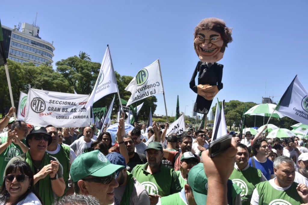 El Gobierno oficializó el incremento del 16% en enero para trabajadores de la administración pública nacional