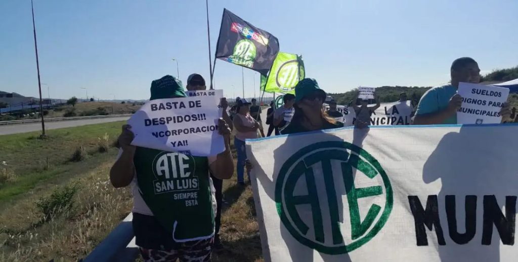 ATE cortó la ruta 7 para protestar por los despidos masivos en la Municipalidad de San Luis: "Hay trabajadores de planta permanente, mujeres embarazadas y personas con licencias médicas"