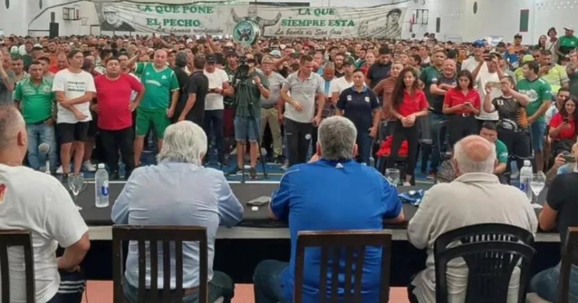 Tras un multitudinario plenario de Camioneros que ratificó la participación del gremio el 24, los trolls del gobierno atacaron a los Moyano en redes sociales