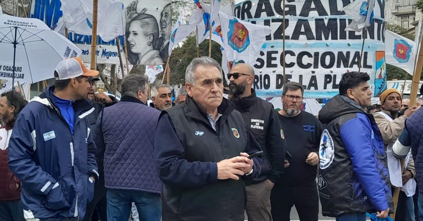 Schmid cruzó al ultramileísta Espert y aseguró: «Vamos a parar astilleros, el dragado, los embarques de granos, los amarres y la operatividad portuaria»