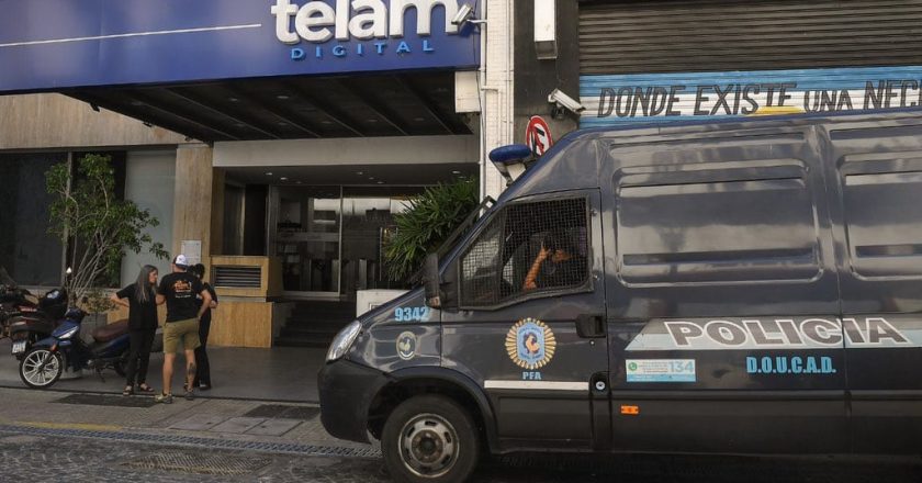 El Gobierno envió policías a las puertas de los medios públicos nacionales: «No puede dejar de leerse como una intimidación y representa una amenaza para la libertad de expresión»