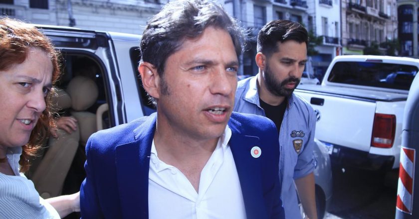 Kicillof llegó al Congreso acompañado de ministros e intendentes bonaerenses a respaldar el paro general