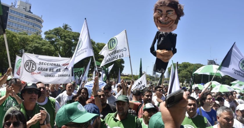 ATE movilizó estatales en todo el país contra el ajuste y los despidos: «Si juntamos el mega DNU y la Ley Ómnibus, no vamos a encontrar una sola medida en favor de los trabajadores»