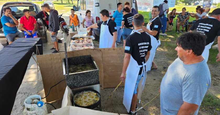 Con olla popular de pescado frito, los pescadores de Santa Fe adhieren al paro de la CGT y reclaman por lo poco que les pagan los frigoríficos