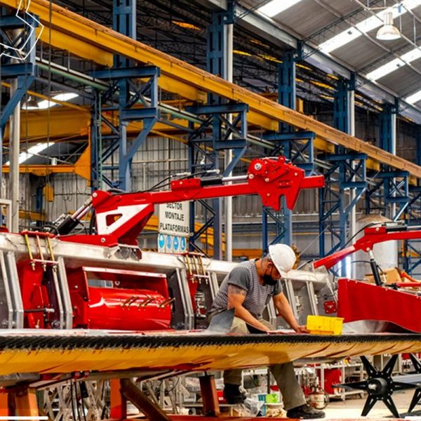 La confianza industrial cayó a su nivel más bajo del año y los empresarios ya planifican recortes de personal